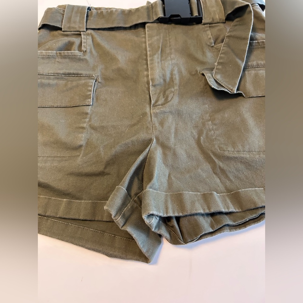 Express x Olivia Culpo army green belted Cargo shorts Size 4.  Cotton/spandex. - Picture 4 of 13